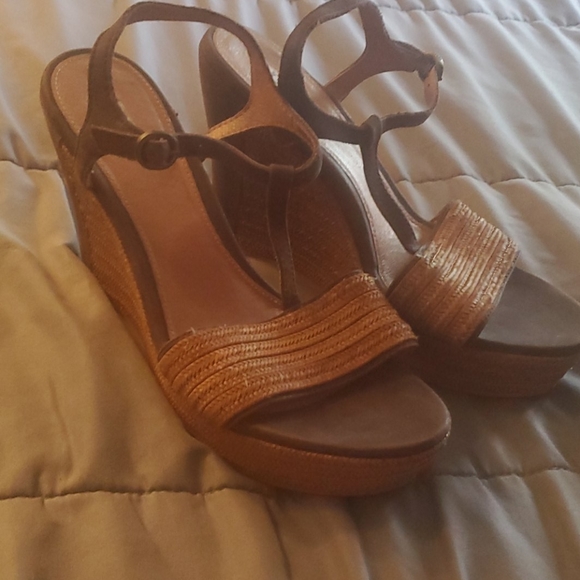 Ugg  Fitche Wedges Sandals‼️ - Picture 1 of 5